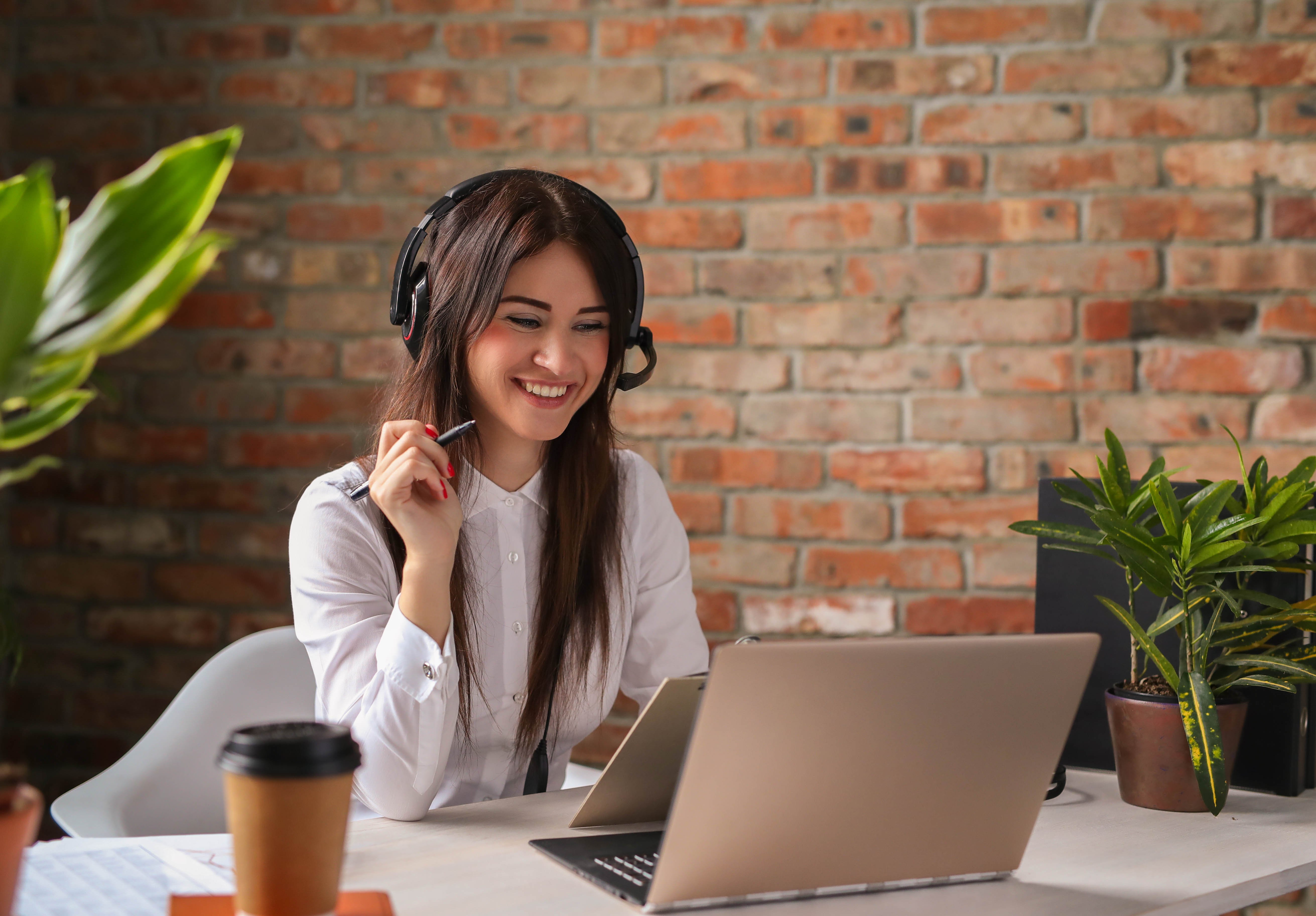 portrait-woman-customer-service-worker